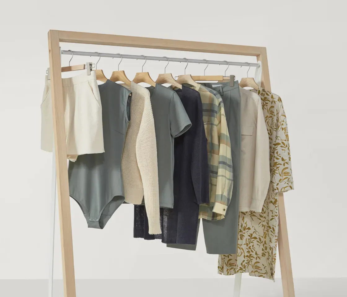 Redaktionelle Illustration zu Wann Kleidung kaufen? Bedarf, Saison, Secondhand und Nutzungsdauer sinnvoll abwägen