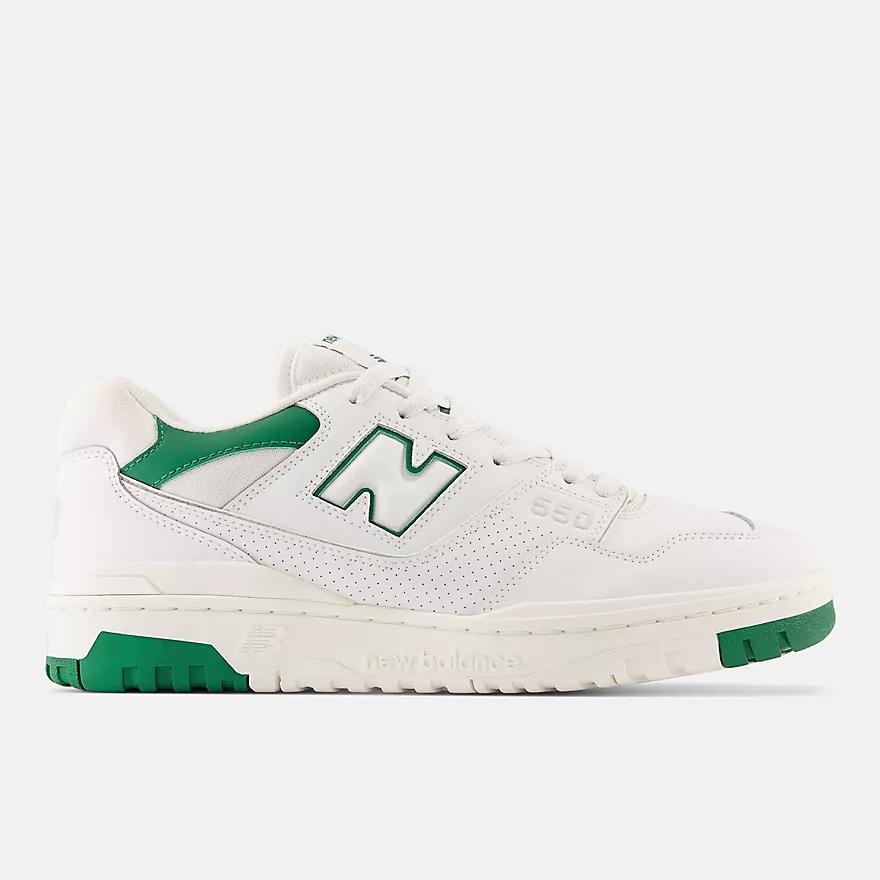 Weiß-grüner Sneaker in Seitenansicht